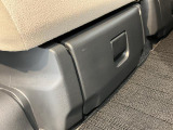 リアシート下側内張に傷があります。