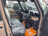 毎日過ごす運転席は要チェック。シートのへたり・擦れ、視界のイメージまで伝わる重要ポイント。
