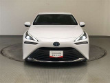 大きく張り出したコーナー部やノーズの低さ、台形のロアグリル下端に配置したメッキモールにより低重心感を演出。ワイド&ローの構えを強調します!大きく切り込んだヘッドライトにはBi-Beam LEDを使用!