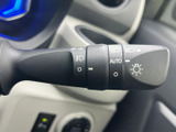 操作位置が運転席から確認しやすく、表示も見やすく配置されています。ウインカーやライト関連の機能をまとめて扱え、日々の運転時に使いやすい装備です。