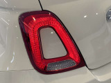 ランプ中央部にボディカラーをコーディネートしたて残ったテールランプがこの車にモダンテイストを加えました。