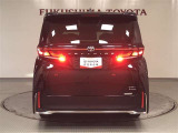 一文字に光を放つ大型リヤコンビネーションランプ!シームレスな光が後ろ姿を印象付けます!アウターレンズ表面には、エアロスタビライジングフィンを設定。操縦安定性に寄与します!