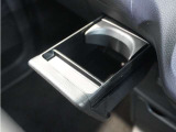 【ドリンクホルダー】内装のインテリアと一体化されたデザイン