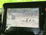 停車中にテレビ番組を視聴でき、待ち時間を過ごす際にも便利な装備です。画面の映像を楽しみながら、休憩中のひとときをお過ごしいただけます。視聴は停車時にご利用ください。