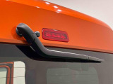 LEDハイマウントストップランプ内臓バックドア&リバース連動リヤワイパー装備