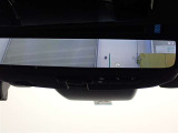 デジタルインナーミラー装備!車両後方カメラの映像をバックミラー内にディスプレイ表示。ヘッドレスト等で視界を遮られずに後方を確認できます。