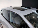コーナーセンサーが搭載しておりますので、車庫入れの際など、障害物の接近を音で知らせます。