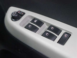 運転席からも操作可能な全席パワーウィンドウが装備されています。