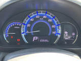 走行に必要な情報をまとめて確認できるメーターまわりで、表示が見やすく運転中も状況を把握しやすい配置です。毎日の運転時に目を向けやすく、安心感につながります。