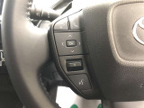 【ステアリングスイッチ】マルチインフォメーションディスプレイ内の表示切替や運転支援機能、オーディオなどの操作をステアリングから手を離さずに行うことができます。