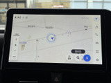 画面に地図が表示され、現在地や周辺の道路を確認しながら目的地へ向かえます。画面上に検索や設定のアイコンがまとまり、日常のお出かけでも使いやすいナビです。
