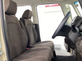 座面も厚みがあり背もたれも高く、広い足元にゆったり座れるシートです。運転席と助手席の間が空いている為、助手席側への移動がスムーズです。交通量の多い道でも助手席側から乗り降りができます。