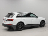 quattro(4WD)で雪道や滑りやすい道路はもちろんのこと日常の運転シーンでも安心と安全、さらにスポーティーなドライビング体験を提供します