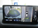 マルチビューカメラで車の周囲を映像で確認できます。駐車場や見通しの悪い交差点などナビ画面に映し出します。