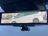 インテリジェントルームミラーです。人や物で視界が遮られてても、車体後部のカメラ映像に切り替えることにより、クリアな後方視界を実現しています。
