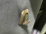 運転席&助手席の背面についたユーティリティフックには荷物がサッと掛けられます。