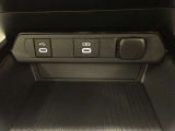 ディスプレイオーディオ用通信/充電USB端子(Type-C)と充電用入力端子(Type-C)が、センターコンソール前部に設置されています。