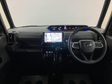車輌の前後左右に搭載した4つのカメラから取り込んだ画像を合成し、くるまを真上からみているような映像を表示。運転席から確認しにくい車輌周囲の状況を把握できまよ ♪
