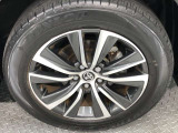 【純正アルミホイール】です!車両デザインに合わせてホイールをデザインしているため、見た目にもカッコイイアルミホイール♪洗車もラクチンで錆びません。