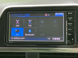 AM・FMやテレビ、Bluetoothなど、複数の音源を画面から選択できます。使いたいソースを確認しながら切り替えられるため、通勤やお出かけの時間に合わせて音声を楽しめます。