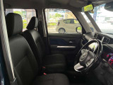 運転席の画像です。足元やシートまわりに余裕があり、リラックスした姿勢で運転が可能です。視界も良好で操作系へのアクセスもしやすく、快適で安心感のあるドライブをサポートします。