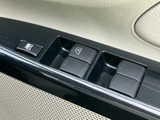 窓のマークが各スイッチに記され、操作する項目を見分けやすい配置です。運転席の近くにまとまっているため、窓まわりの機能を使いたいときにも手元で確認しながら扱えます。