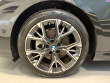 BMWの純正アロイホイールは軽量かつ強度にも優れているホイールで走行性能を引き上げる設計になっております。足元にもBMWは妥協がなくこだわっている個所になります。
