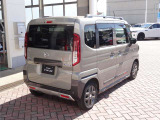 スライドドアやバックドアを含むリア側の車両全体を確認できます。