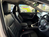 運転席の画像です。足元やシートまわりに余裕があり、リラックスした姿勢で運転が可能です。視界も良好で操作系へのアクセスもしやすく、快適で安心感のあるドライブをサポートします。