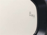 《ブラインドスポットモニター(BSM)》隣の車線を走るクルマをレーダーで探知。ドアミラーでは確認しづらい死角エリアのクルマを、ミラーについたLEDインジケーターを点滅させ、ドライバーに注意を促します。
