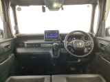 【前方視界】開放的な前方視界!運転がしやすく疲れにくいです♪窓が大きく、見通しがとっても良いおクルマですよ♪