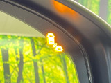 【ブラインドスポットインフォメーション】走行中、ドアミラーの死角になりやすい箇所に後続車が接近するとサイドミラー付近に警告を表示、ドライバーに注意喚起をしてくれます。