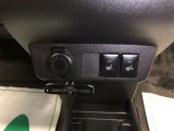 運転席・助手席にはシートヒーターが設定されています。冬の寒い日も快適に過ごせます。また、ETC車載器も設置されています。