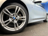 ●純正18インチアルミホイール:輸入車ならではの卓越した走りを支えるホイールと足回りです!日本車の走りに慣れている方にもぜひ体感して頂きたいほど、高いレベルでまとまっています!