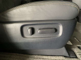 パワーシート搭載。微妙な調整が手軽にでき、最適なポジションで運転することが可能です。