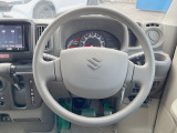 インテリアに合わせたデザインのステアリングは、運転される方のことも考え、運転しやすい形状、大きさです。是非一度、実際に触ってお確かめください。