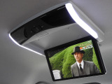 ★フリップダウンモニター★リアシートでもTVやDVDが楽しめます。小さなお子様や複数人で乗車中も飽きる事なく楽しく移動できます!