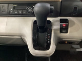 CVT車のセレクトレバーです。低速から高速まで、変速ショックのないスムーズな走りと、エンジン効率のよい領域を維持して燃費にも貢献します。サイドブレーキはスイッチ操作の電子制御パーキングブレーキです。