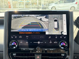 画面には車両後方の映像と、車両周辺を上から見た表示が映し出されています。駐車場で周囲の状況を確認する際に役立ち、画面上のガイド表示も車庫入れをサポートします。