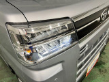 白く明るい光で夜間走行をサポートするLEDヘッドランプを搭載