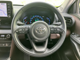 手元にスイッチ類がまとまり、運転姿勢を保ちながら各種機能へアクセスしやすい仕様です。メーターの視認性も確保しやすく、毎日の運転で便利さを感じていただける装備です。