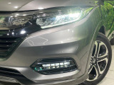 【LEDヘッドライト】悪天候や夜間走行時も良好な視界を確保し安心して運転できる高輝度LEDヘッドライトを装備!点灯速度が早く、消費電力も抑えられています。