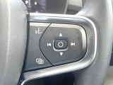 【ステアリングスイッチ】運転中、前方から目線をそらさずにオーディオ等の操作ができるよう、適切に配置されたスイッチ類。安心&快適なドライブを演出してくれる便利な機能です。