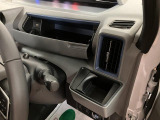 電子カードキーを携帯していれば、ドアハンドルやバックドアのリクエストスィッチを押すだけでドアの施錠、開錠が行えます。電子カードキーがないとエンジンが始動しない、盗難防止に役立つイモビライザー機能付