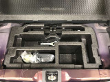 【パンク修理キット】補修材が入ったボトルとコンプレッサーがセットになっています。