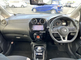 運転席まわりはメーターやナビ画面が見渡しやすく、前方の視界も広々としています。シートは白いアクセントが入ったデザインで、落ち着いた色合いの室内とともに、日々の移動を心地よく支えます。