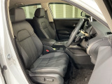 運転席は電動シート付です。細かな動きでドライバーに合わせたポジションを設定できます。