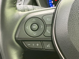 手元に方向キーや音量調整などのスイッチが集まり、前方に目を向けたまま各種機能を扱いやすい構成です。日々の運転時に便利な操作環境です。