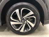 Zグレード専用17インチ純正アルミホイール(195/60R17)装着です。