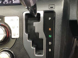 インパネシフトですので足元ひろびろ。運転しやすいですよ。